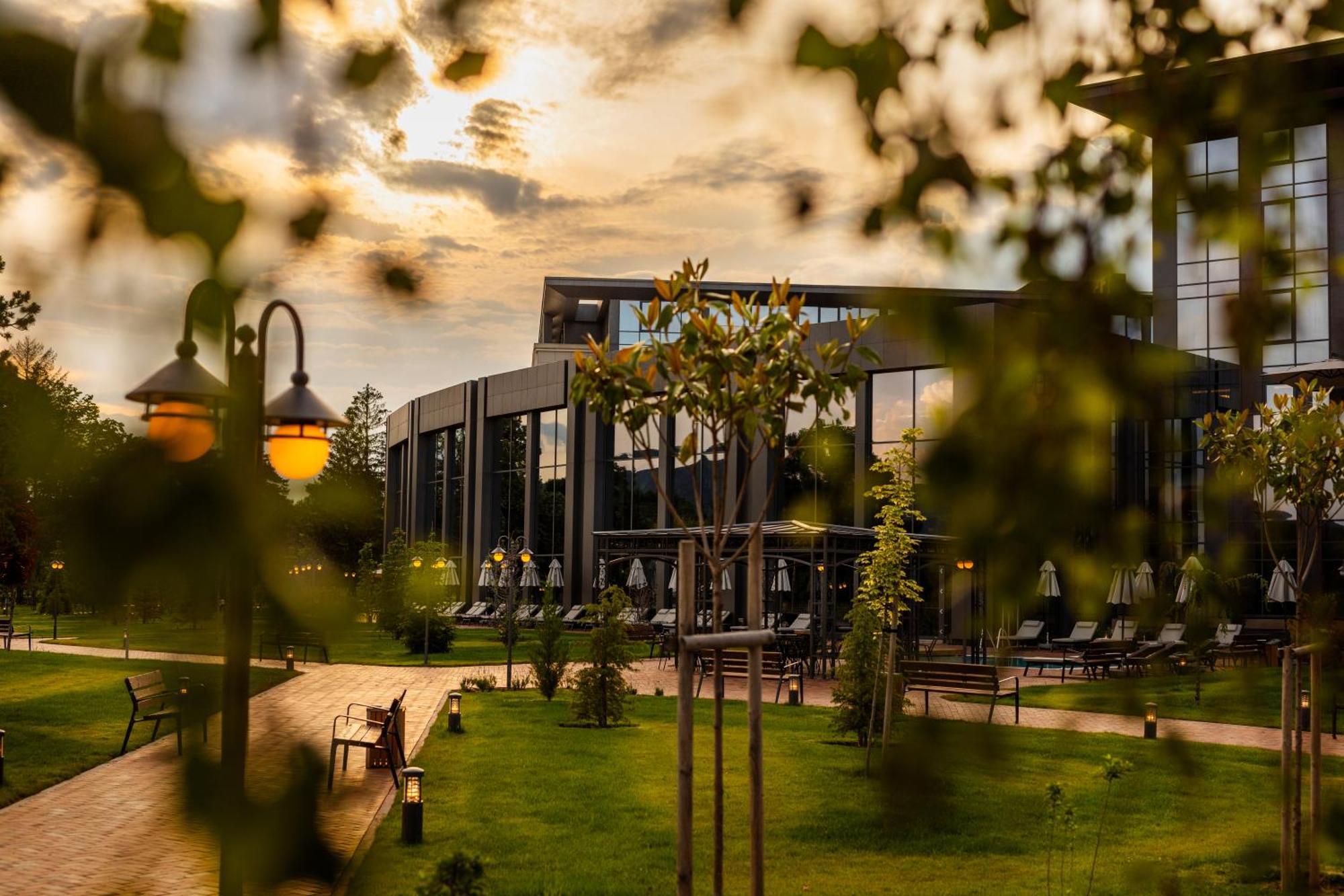 Kings' Valley Medical & Spa Hotel Kazanlŭk Dış mekan fotoğraf The campus of the university