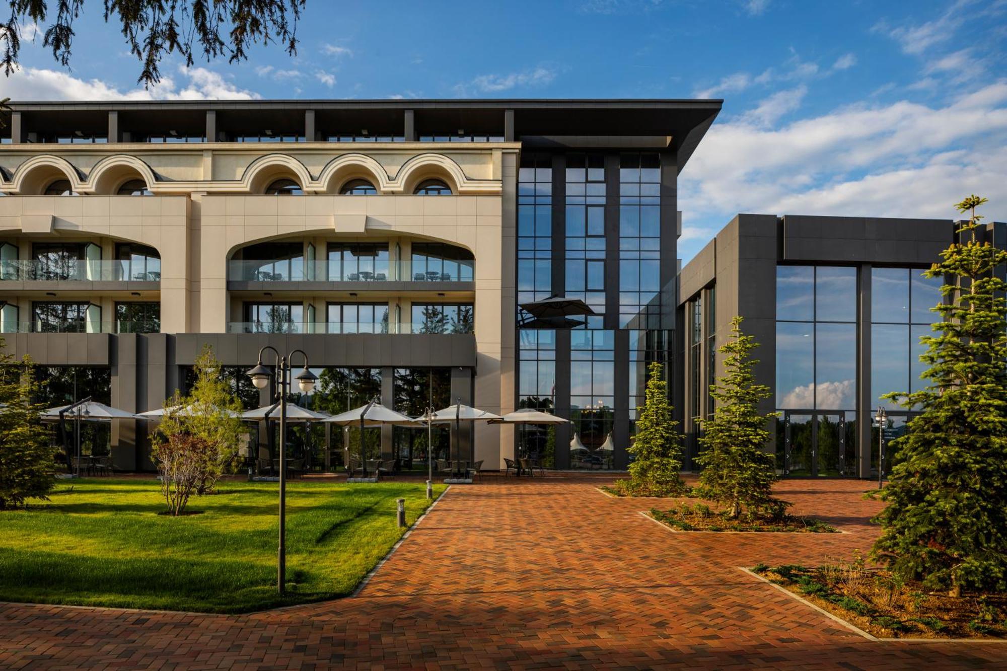 Kings' Valley Medical & Spa Hotel Kazanlŭk Dış mekan fotoğraf The main building of the university