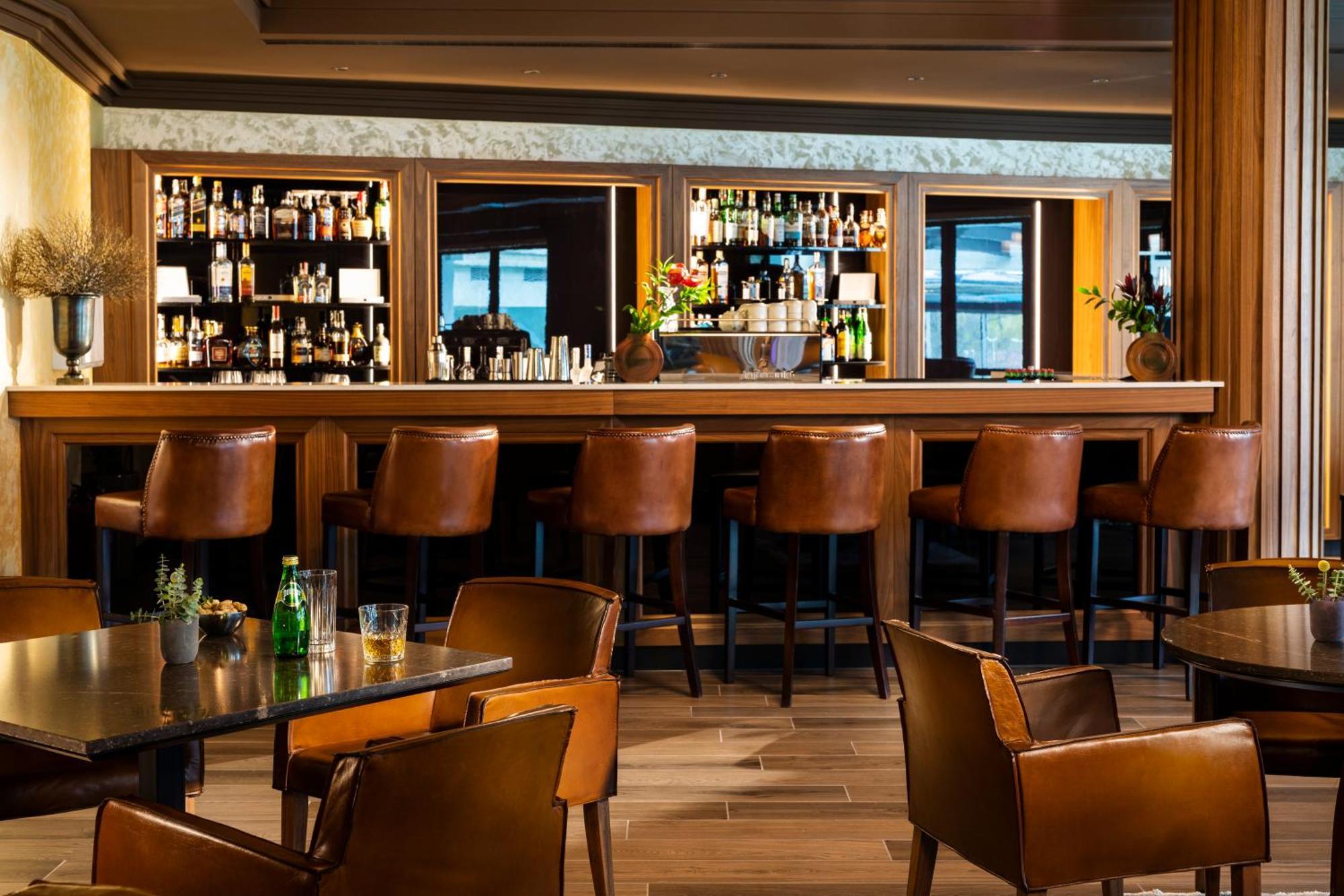 Kings' Valley Medical & Spa Hotel Kazanlŭk Dış mekan fotoğraf The bar at the London Edition